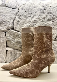 BOTA CANO CURTO COM ESCRITA LANÇA PERFUME BEGE