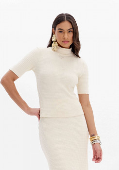 BLUSA DE MANGAS CURTAS GOLA ALTA ENFEITE FRONTAL LANÇA PERFUME