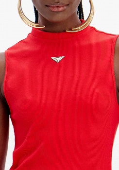 BLUSA CANELADA GOLA ALTA COM ENFEITE FRONTAL LANÇA PERFUME