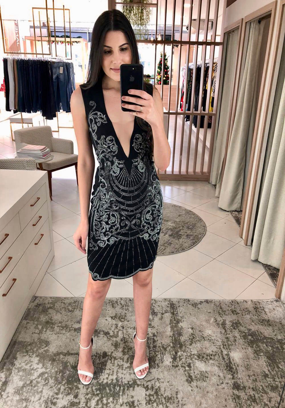 VESTIDO COM APLICAÇÕES PRETO CHARRY VESTIDO COM APLICAÇÕES PRETO CHARRY