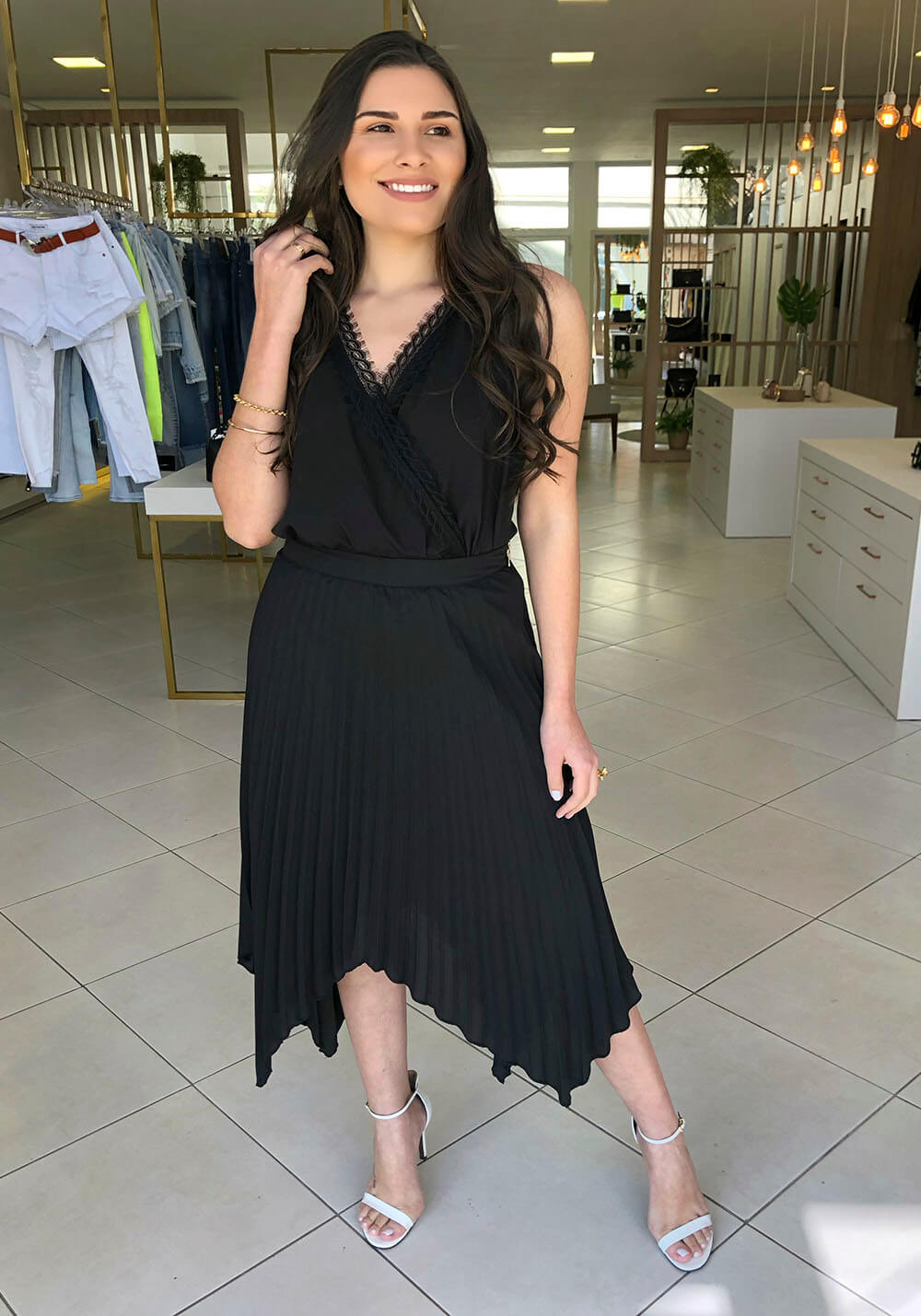SAIA MIDI PLISSADA COM PONTAS PRETO TIGRARA SAIA MIDI PLISSADA COM PONTAS PRETO TIGRARA