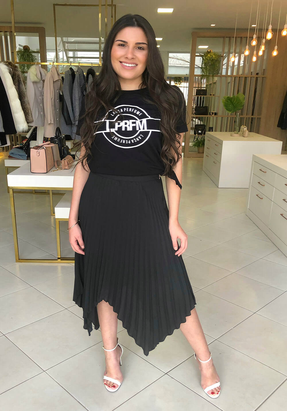 SAIA MIDI PLISSADA COM PONTAS PRETO TIGRARA SAIA MIDI PLISSADA COM PONTAS PRETO TIGRARA