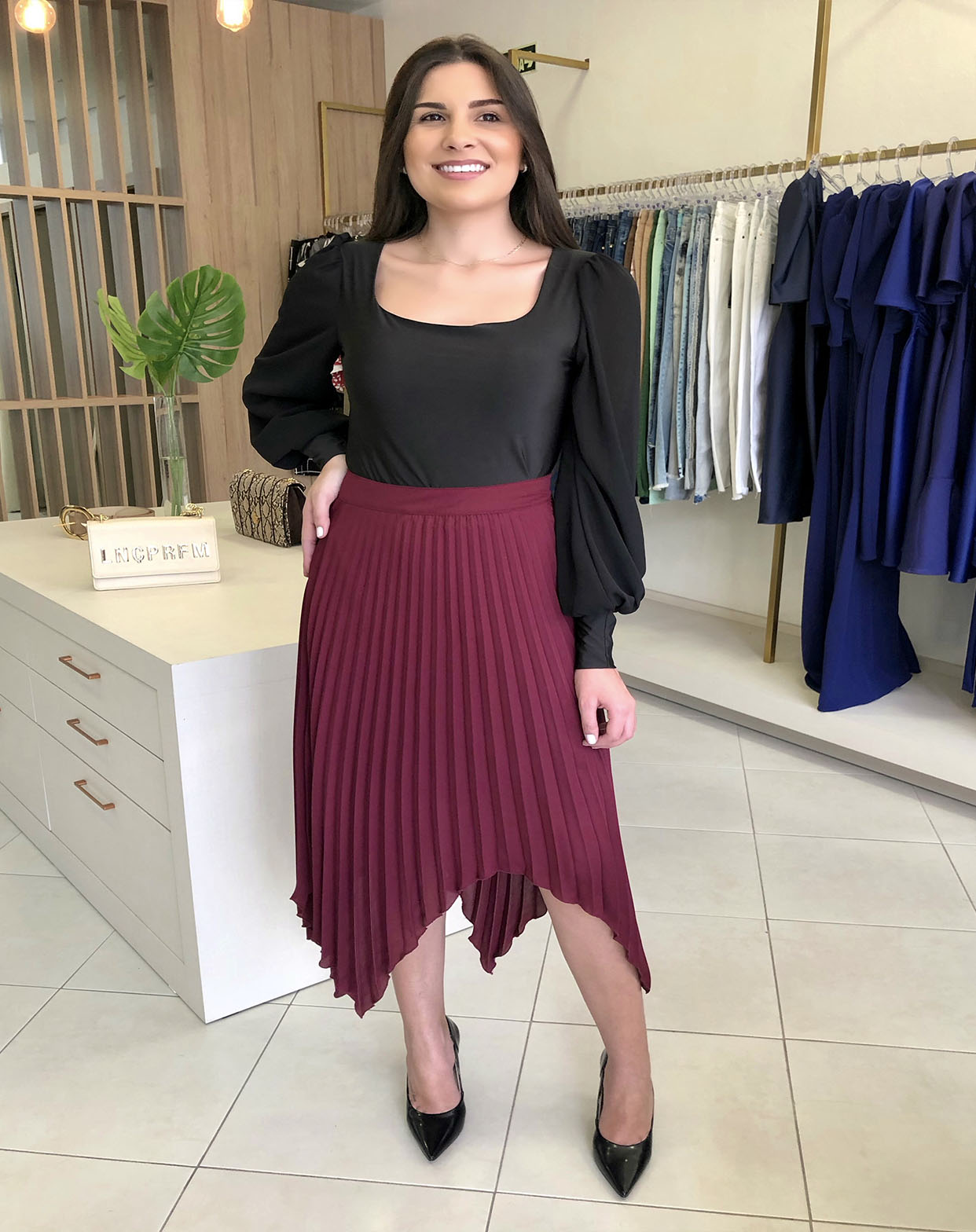 SAIA MIDI PLISSADA COM PONTAS MARSALA TIGRARA SAIA MIDI PLISSADA COM PONTAS MARSALA TIGRARA