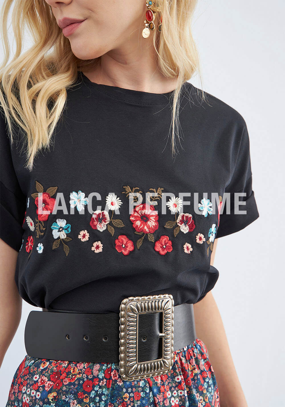 T-SHIRT PRETO COM BORDADOS LANÇA PERFUME T-SHIRT PRETO COM BORDADOS LANÇA PERFUME