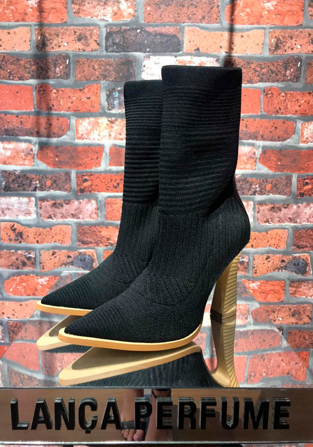 BOTA PRETO SALTO GEOMETRICO LANÇA PERFUME BOTA PRETO SALTO GEOMETRICO LANÇA PERFUME