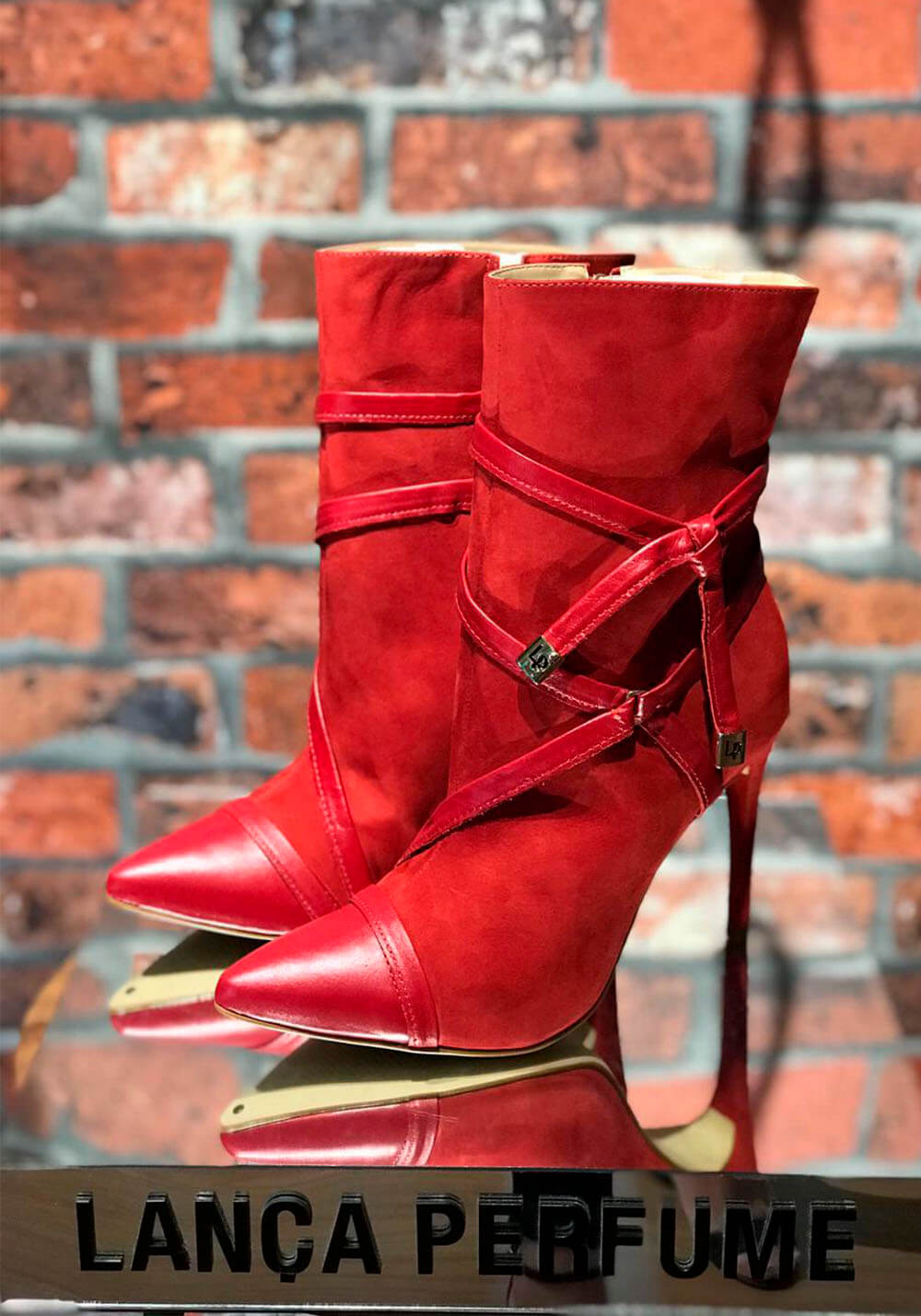 BOTA SALTO ALTO COM AMARRAÇÃO VERMELHO LANÇA PERFUME BOTA SALTO ALTO COM AMARRAÇÃO VERMELHO LANÇA PERFUME
