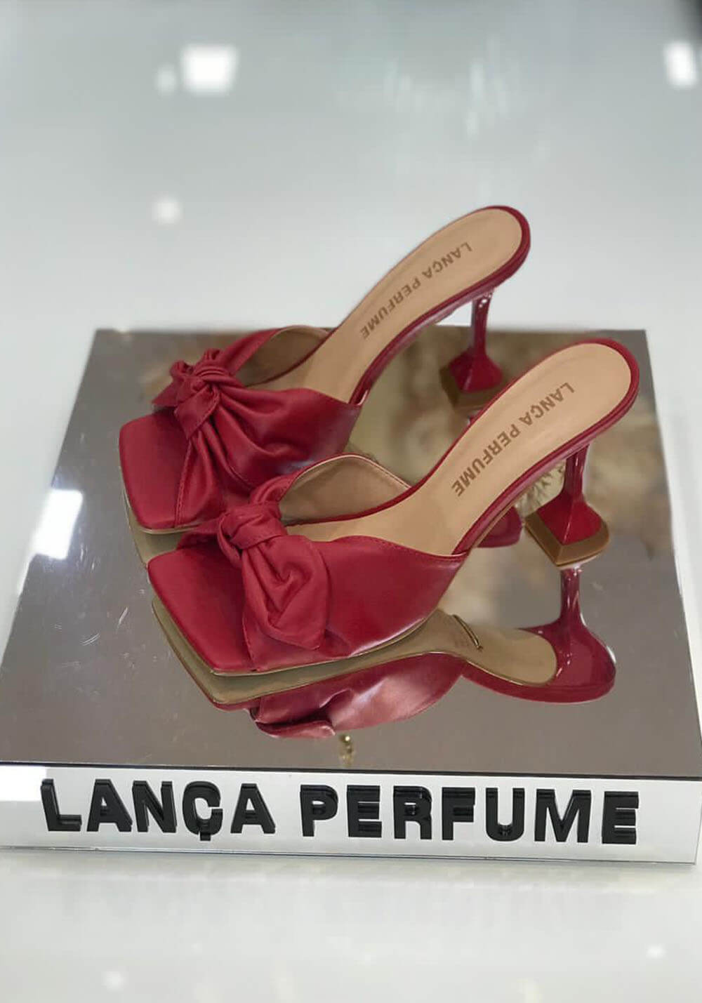 SANDÁLIA VERMELHA SALTO TAÇA LANÇA PERFUME SANDÁLIA VERMELHA SALTO TAÇA LANÇA PERFUME