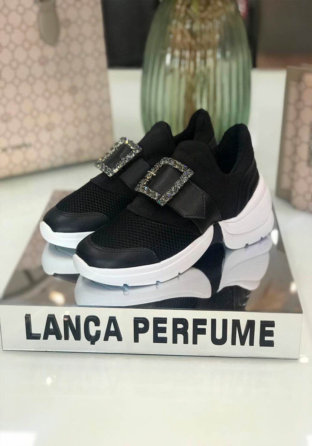 TÊNIS PRETO COM FIVELA LANÇA PERFUME TÊNIS PRETO COM FIVELA LANÇA PERFUME