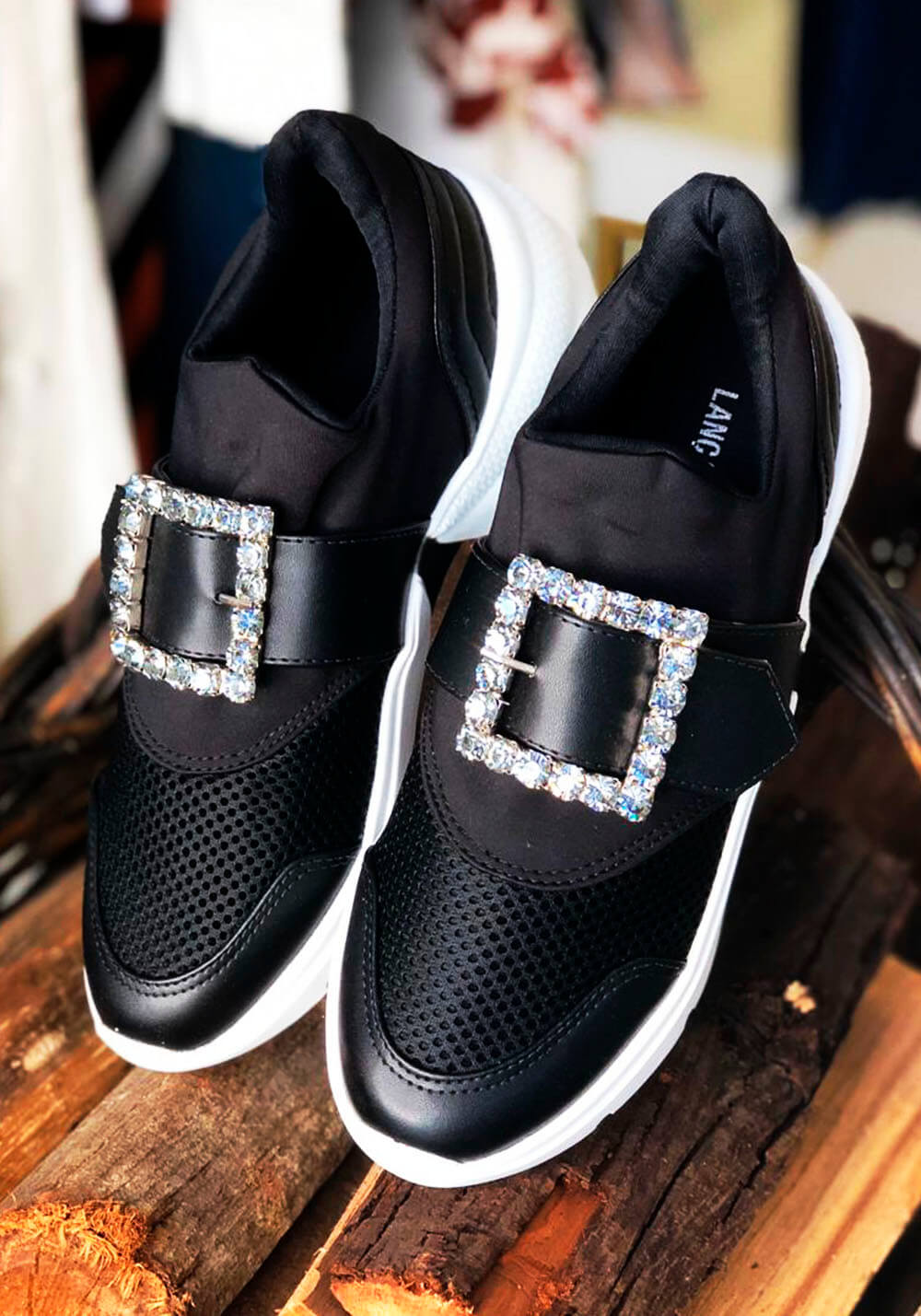 TÊNIS PRETO COM FIVELA LANÇA PERFUME TÊNIS PRETO COM FIVELA LANÇA PERFUME