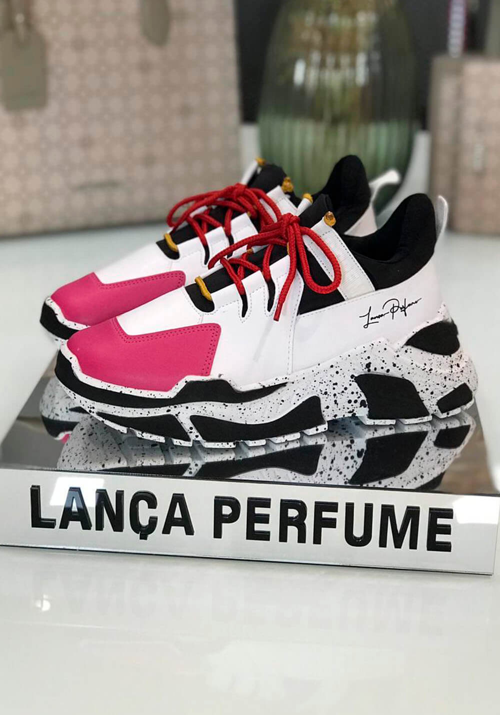 TÊNIS COM AMARAÇÃO LANÇA PERFUME TÊNIS COM AMARAÇÃO LANÇA PERFUME