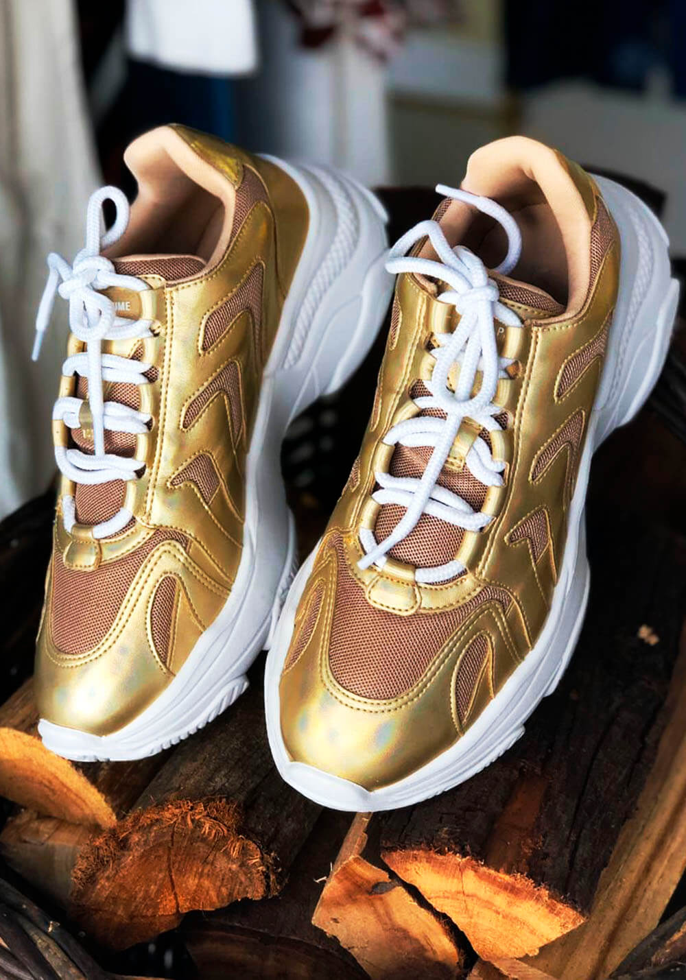 TENIS METALICO DOURADO LANÇA PERFUME TENIS METALICO DOURADO LANÇA PERFUME