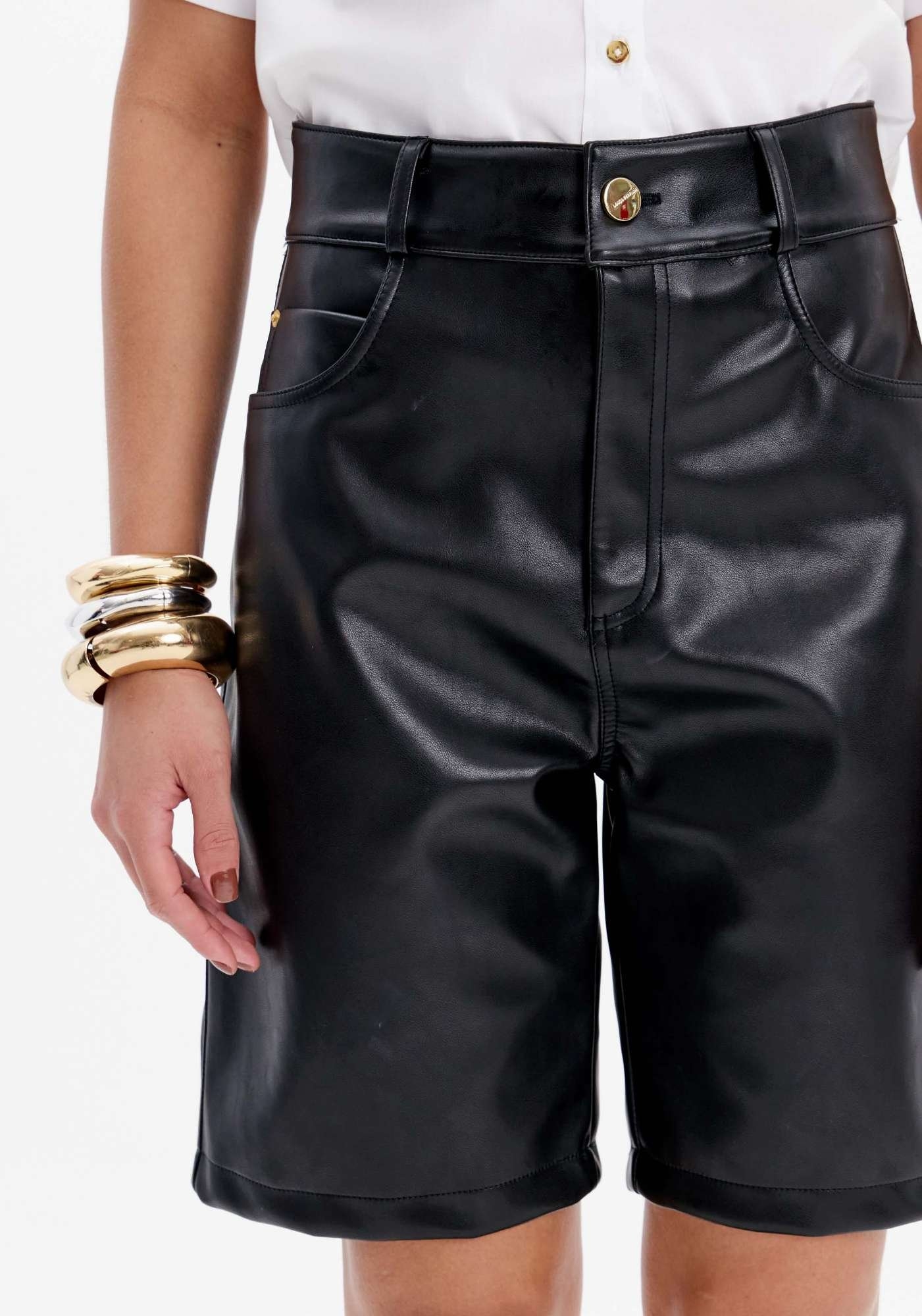 BERMUDA PU COM BOLSOS E CINTURA ALTA LANÇA PERFUME