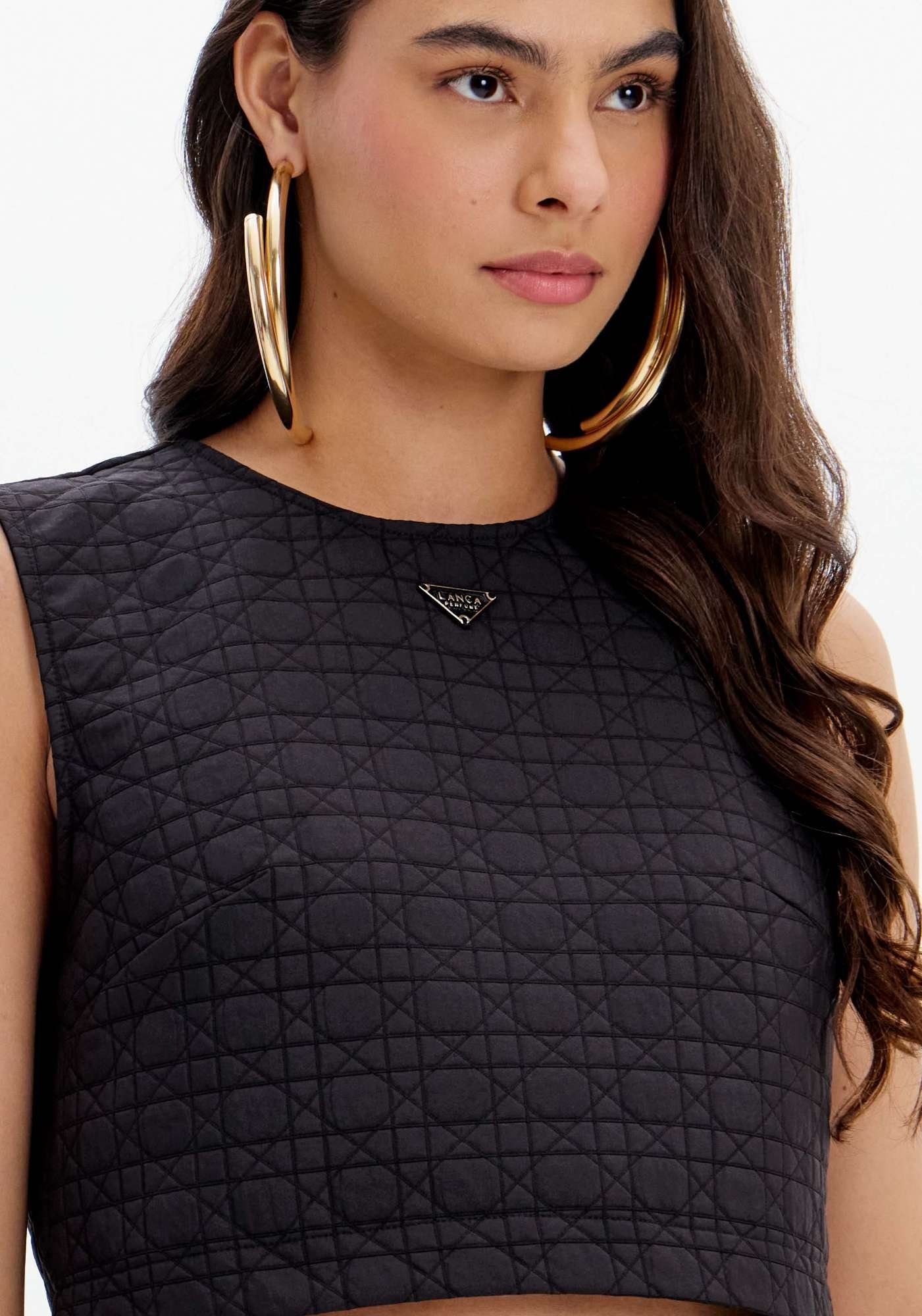 BLUSA CURTA COM GOLA REDONDA E APLIQUE LANÇA PERFUME