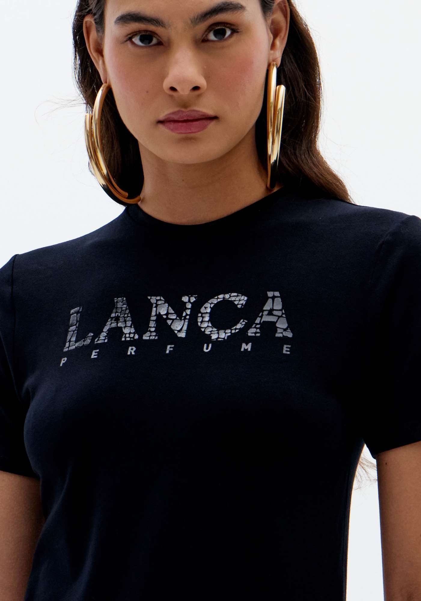 BLUSA T-SHIRT MANGAS CURTAS COM ESTAMPA FRONTAL LANÇA PERFUME
