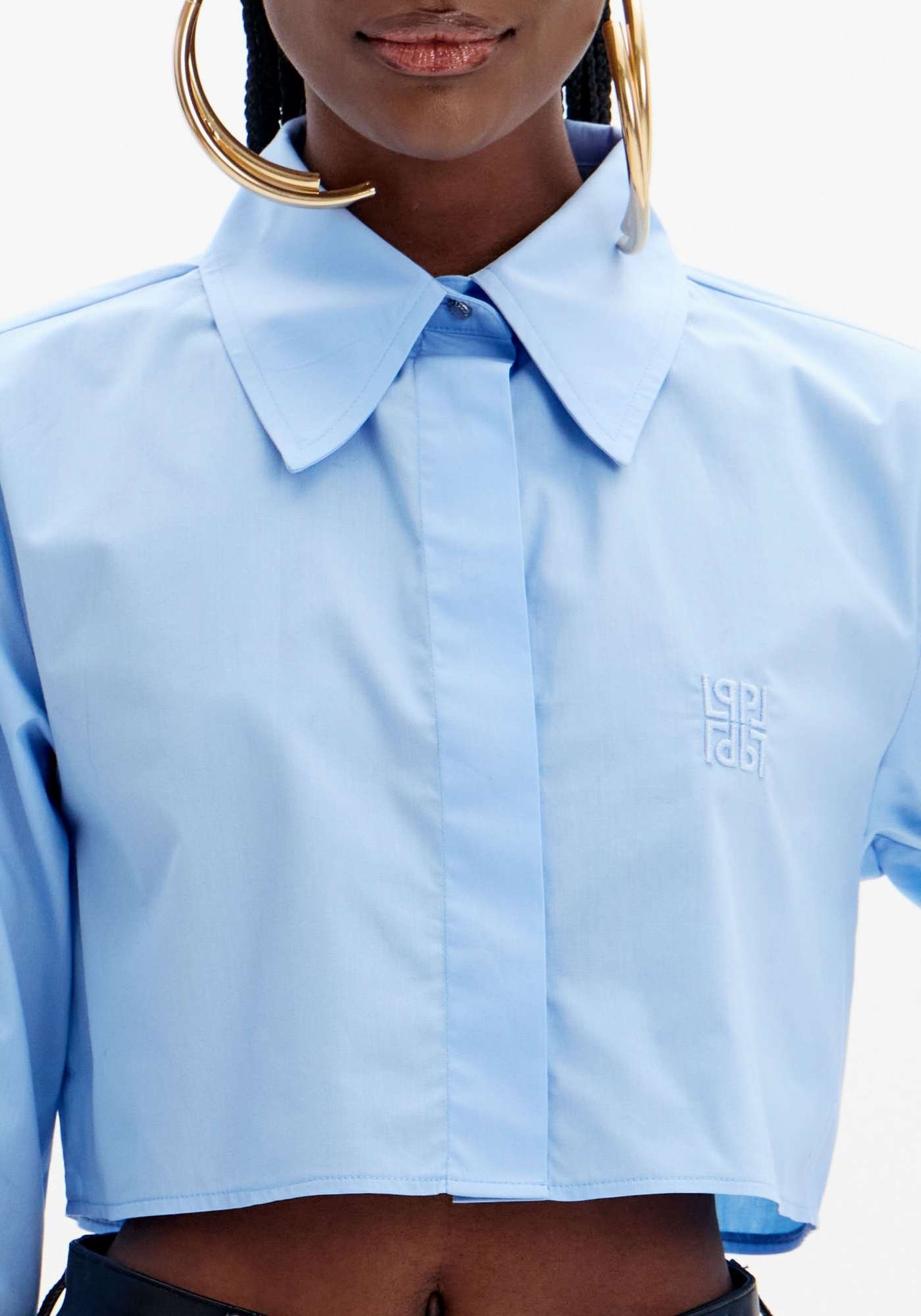 CAMISA CROPPED DE MANGAS LONGAS COM BORDADO LANÇA PERFUME