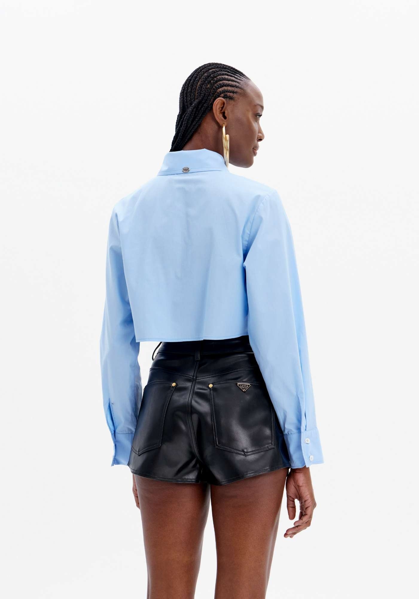 CAMISA CROPPED DE MANGAS LONGAS COM BORDADO LANÇA PERFUME