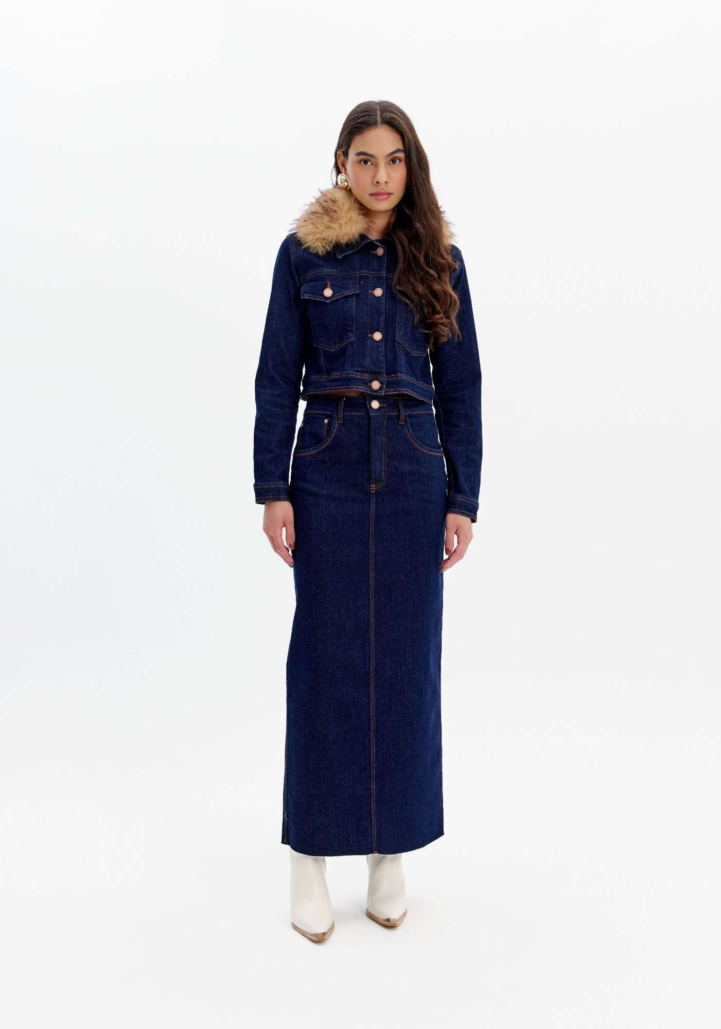 JAQUETA JEANS CROPPED COM BOLSOS LANÇA PERFUME