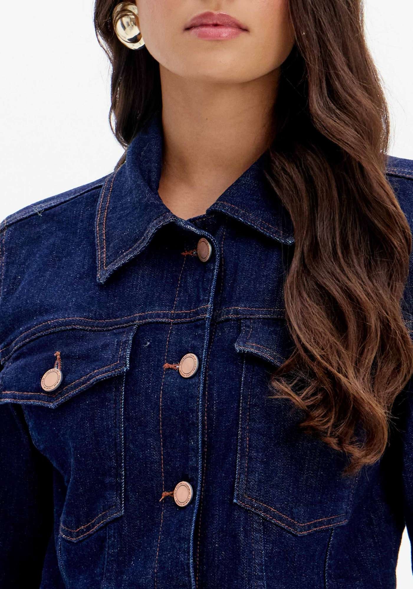 JAQUETA JEANS CROPPED COM BOLSOS LANÇA PERFUME