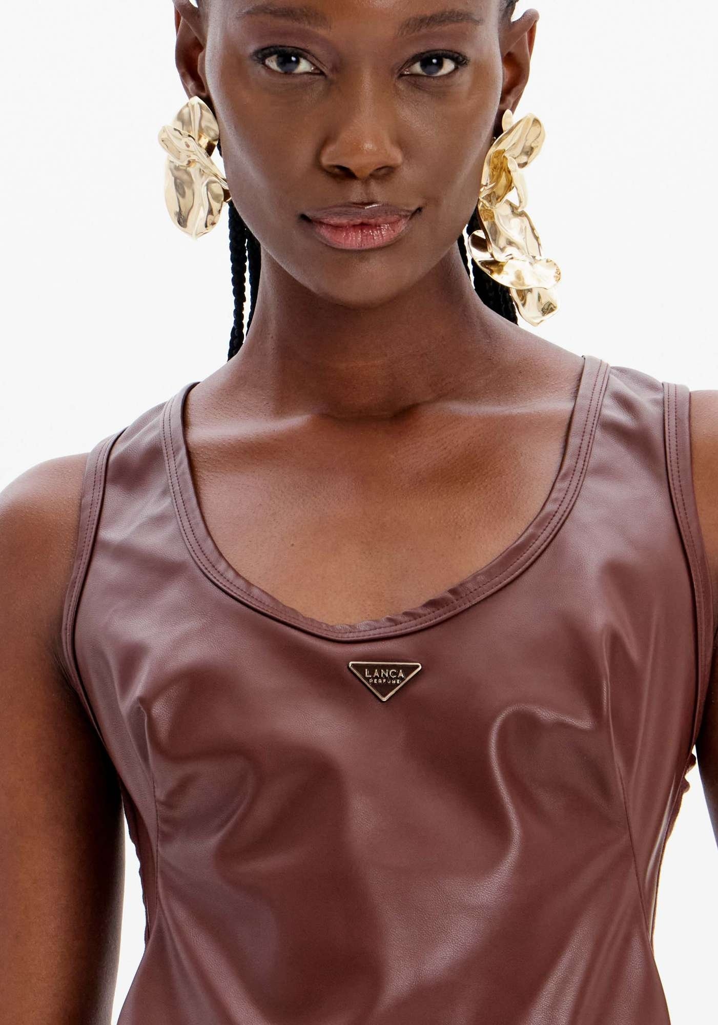 BLUSA PU SEM MANGA COM ENFEITE LANÇA PERFUME
