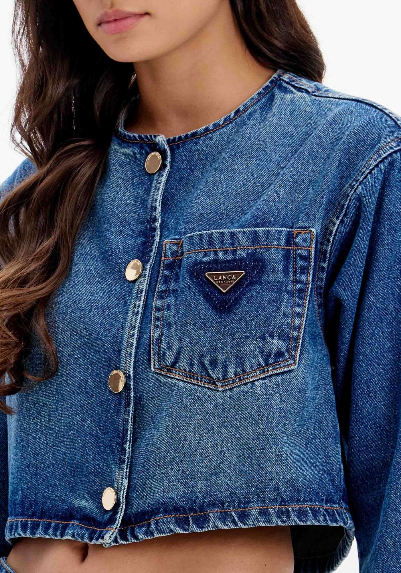 JAQUETA JEANS CROPPED COM BOLSO E BOTÕES LANÇA PERFUME