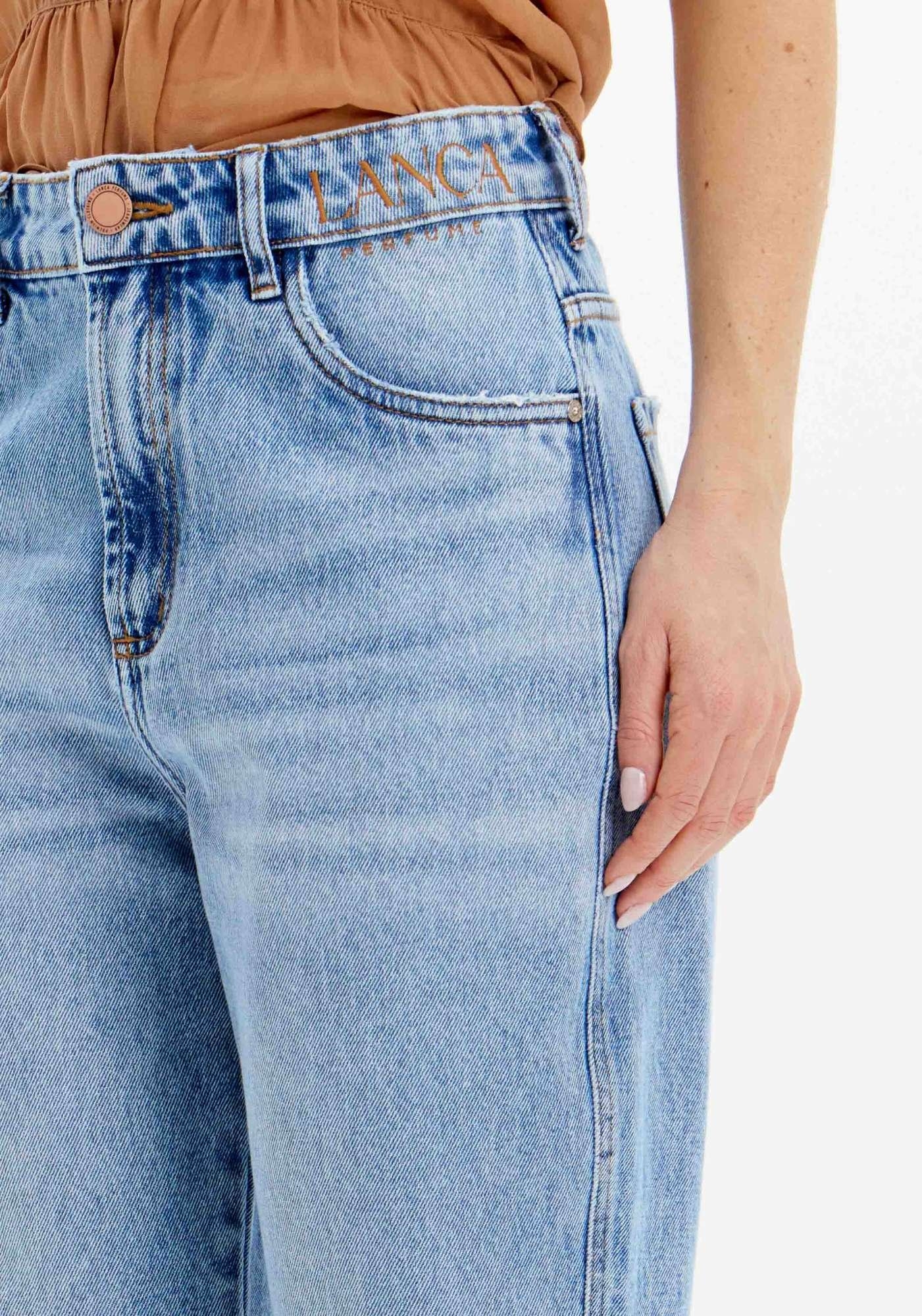 CALÇA JEANS RETA COM CINTURA ALTA E BORDADO NO CÓS LANÇA PERFUME