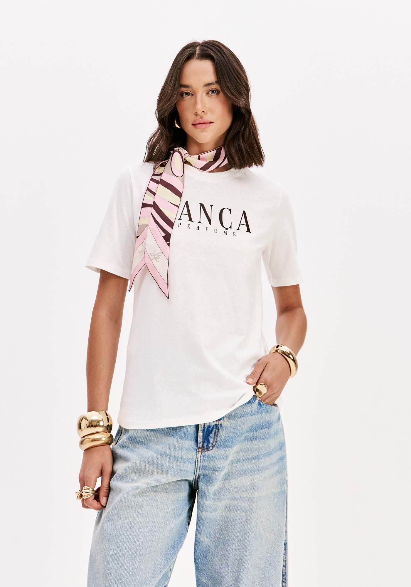 T-SHIRT MANGA CURTA COM LENÇO LANÇA PERFUME