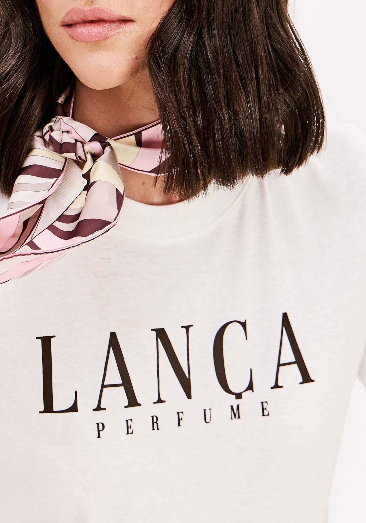 T-SHIRT MANGA CURTA COM LENÇO LANÇA PERFUME