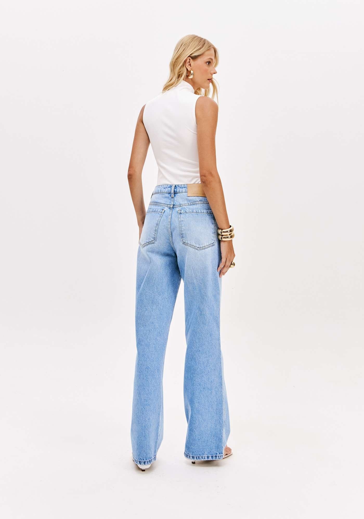 BLUSA COM GOLA E SEM MANGAS LANÇA PERFUME