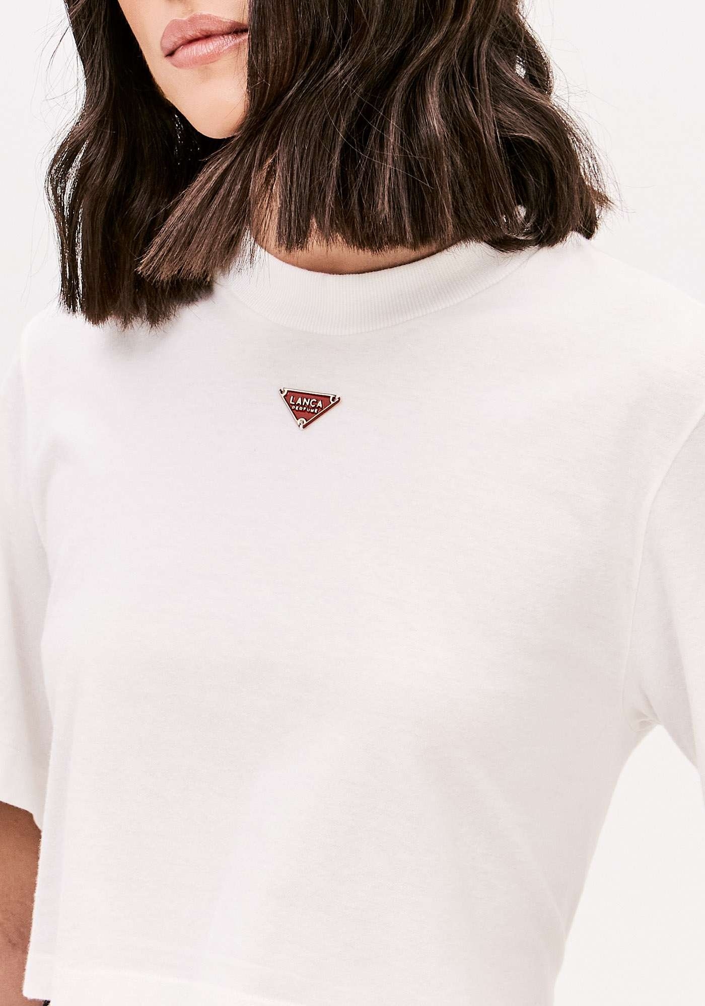 T-SHIRT COM AMARRAÇÃO DE LENÇO LANÇA PERFUME