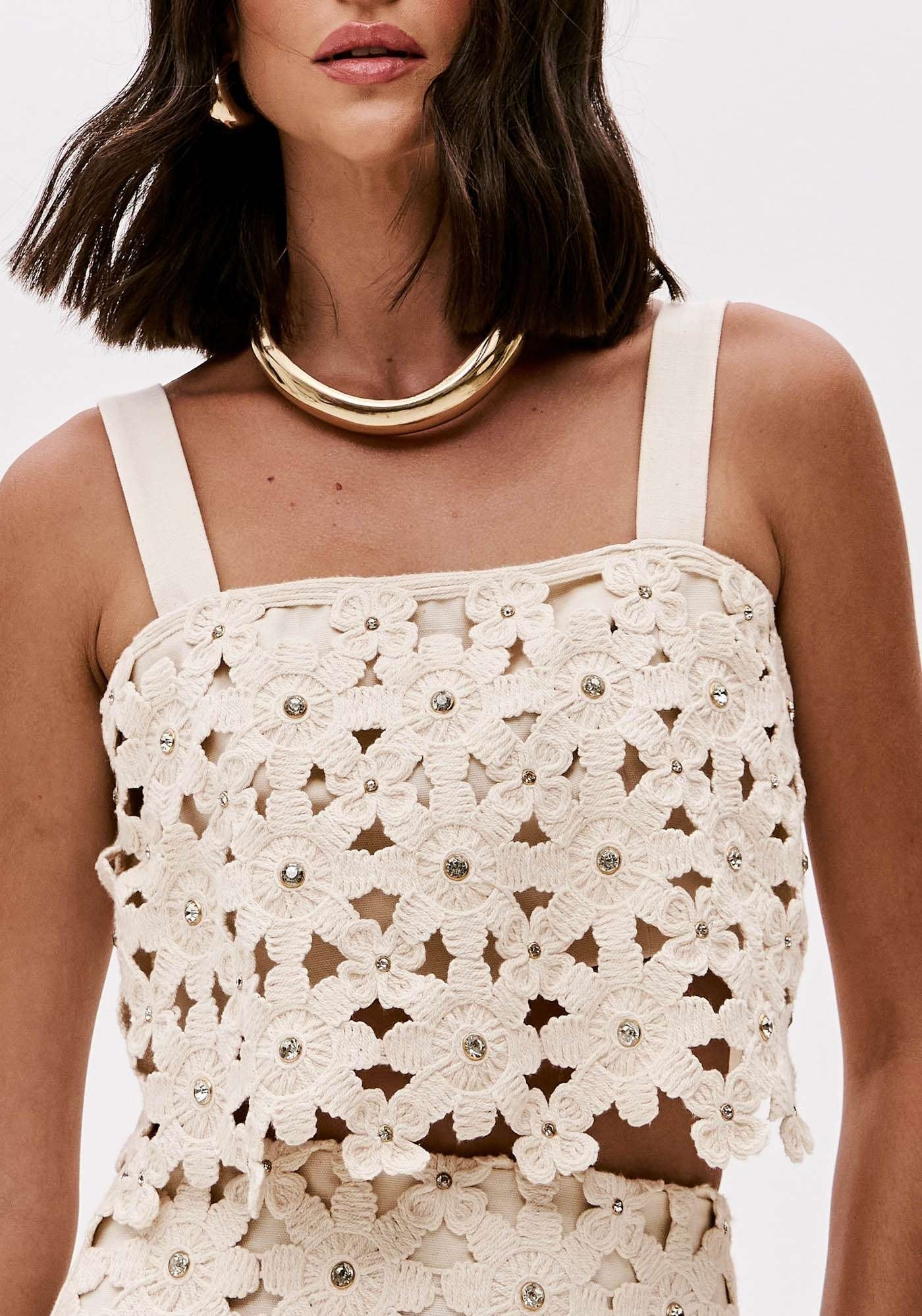 TOP CROPPED BORDADO COM APLICAÇÕES LANÇA PERFUME