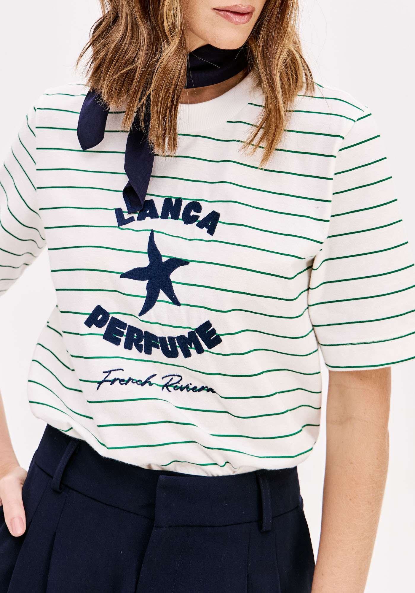 T-SHIRT MANGA CURTA COM BORDADO FRONTAL LANÇA PERFUME
