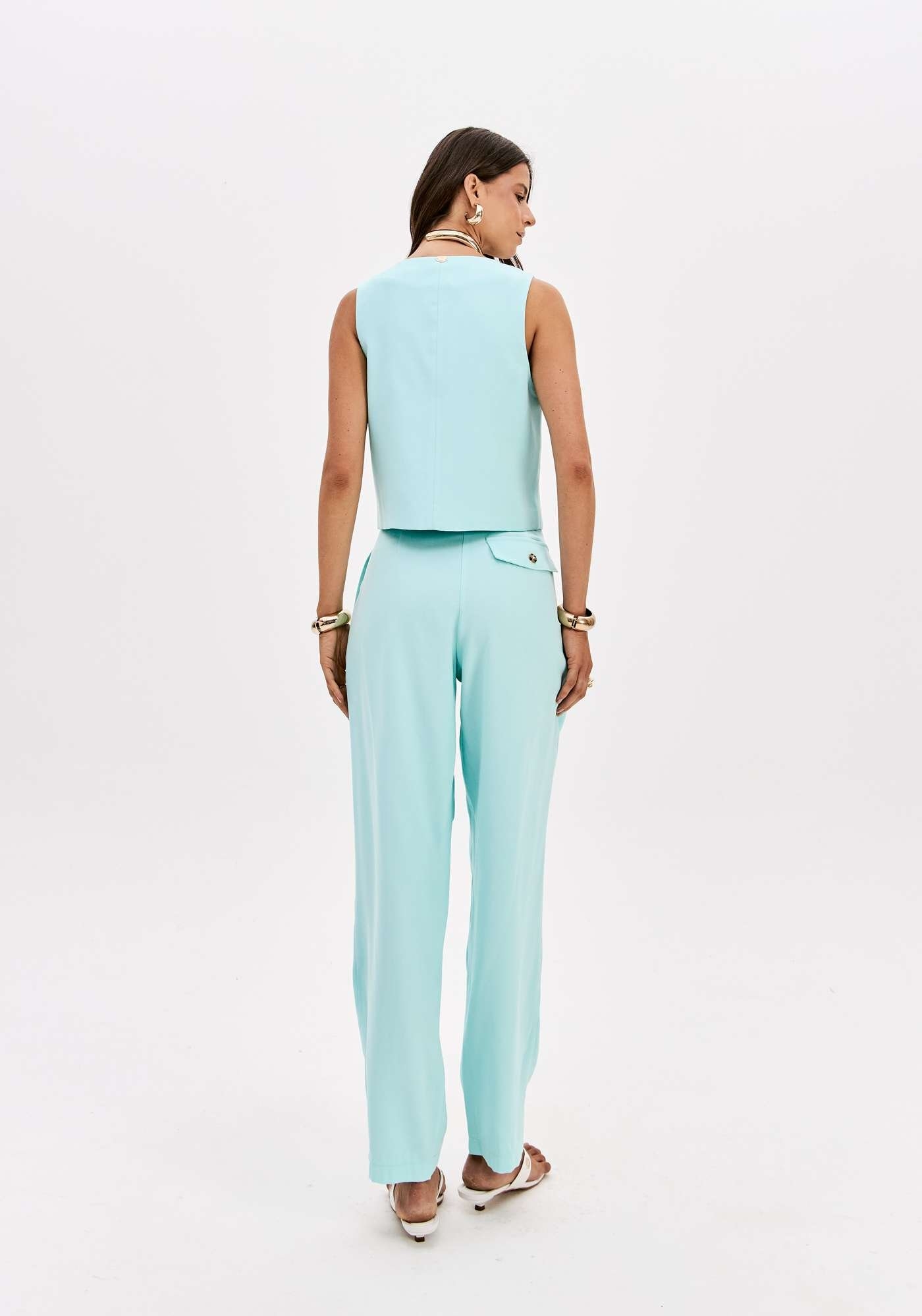 COLETE COM BOTÕES E DECOTE V LANÇA PERFUME