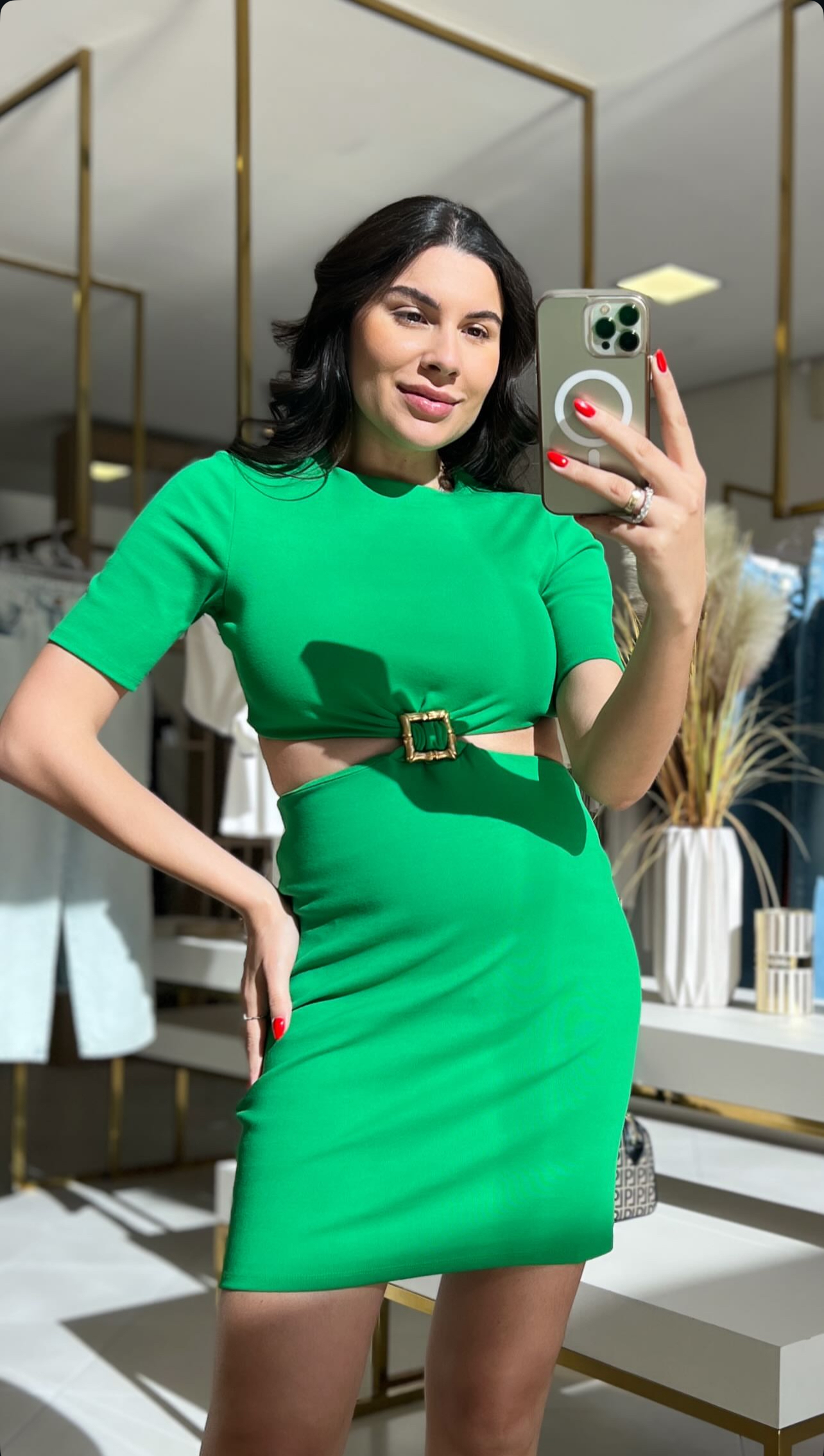 VESTIDO CURTO COM RECORTES